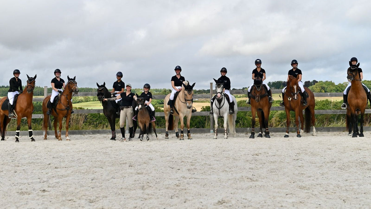 Les cavalières de la Sellerie Eldorado à Liège avec leurs chevaux et poneys dans le manège