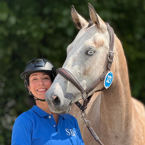 Laura, fondatrice de la Sellerie Eldorado à Liège, avec son cheval en concours